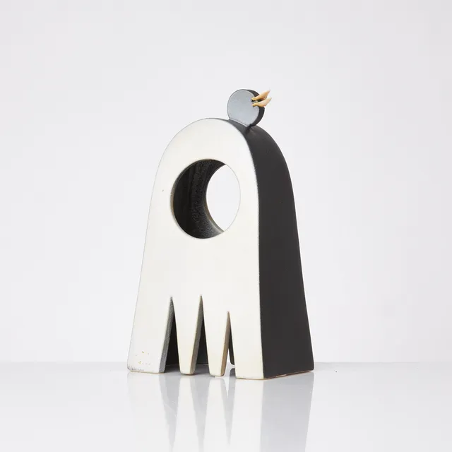 IRMTRAUD PAILLARD. SKULPTUR, föreställande pingvin, vit lergods, hajtänder som näbb.