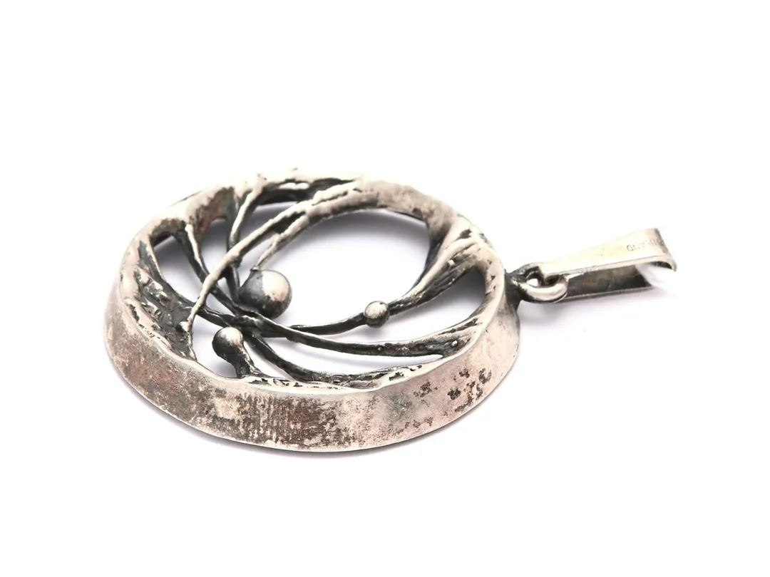 Hänge i sterlingsilver S925, Sten & Laine, Spiderweb, Karl Laine, 1975, Åbo, Finland, höjd: 47 mm (inkl. ögla), bredd: 34 mm, vikt 6,8 gram. — Smycken/Hänge — Kaplans
