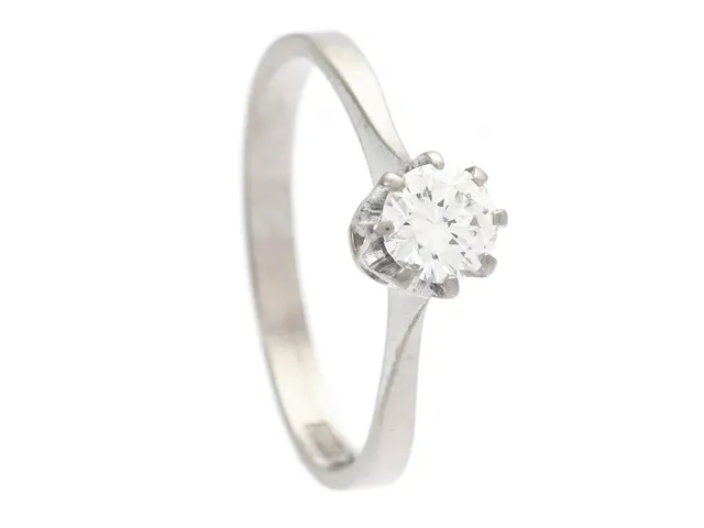 ENSTENSRING, 18K vitguld, briljantslipad diamant 0,35 ct enligt gravyr, ca W/SI, stl 18 mm, vikt 2,7 g.