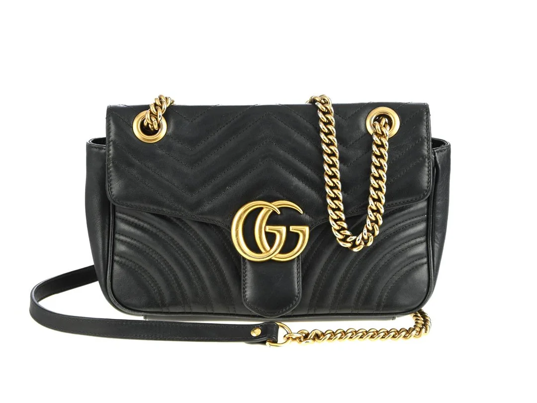 VÄSKA, GUCCI. GG Marmont, svart läder, guldfärgade beslag, 24x17x7 cm, dustbag, kartong, slitage, fläckar på foder. — Accessoarer/Väskor — Kaplans