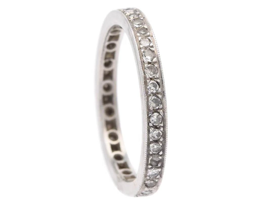 HELALLIANSRING, 18K vitguld, 38 åttkantslipade diamanter ca 0,38 ctv, stl 16,5 mm, vikt 2,5 g, skev ringskena. — Smycken/Alliansring — Kaplans