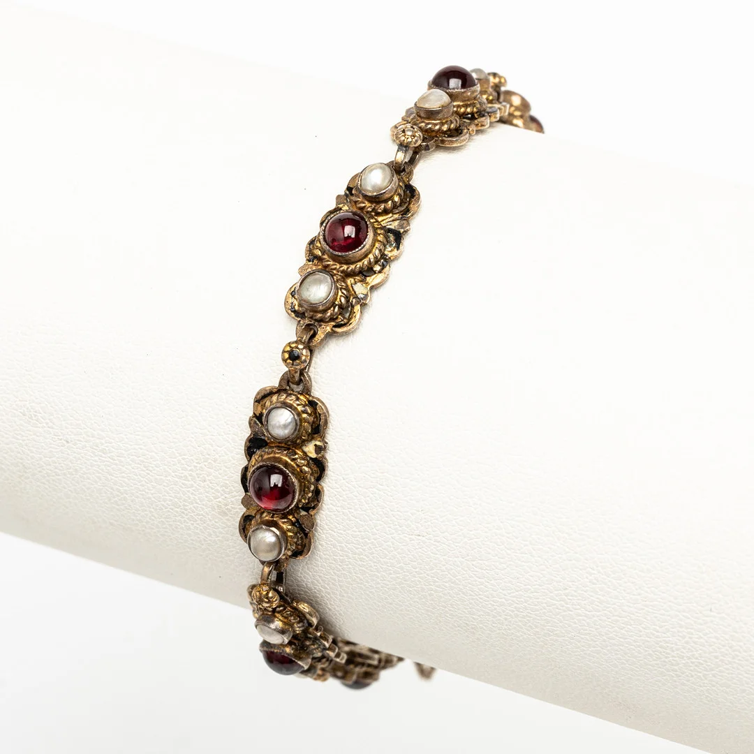 ARMBAND, silver, pärlor och röda stenar, Svenska importstämplar. — Bracelets — Auktionshuset Kolonn