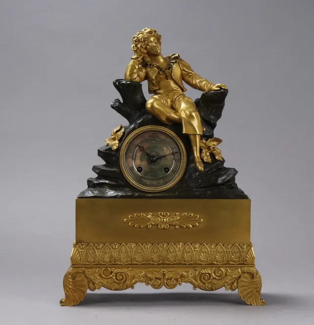Fransk kaminur af forgyldt bronze, 1800-tallets anden halvdel