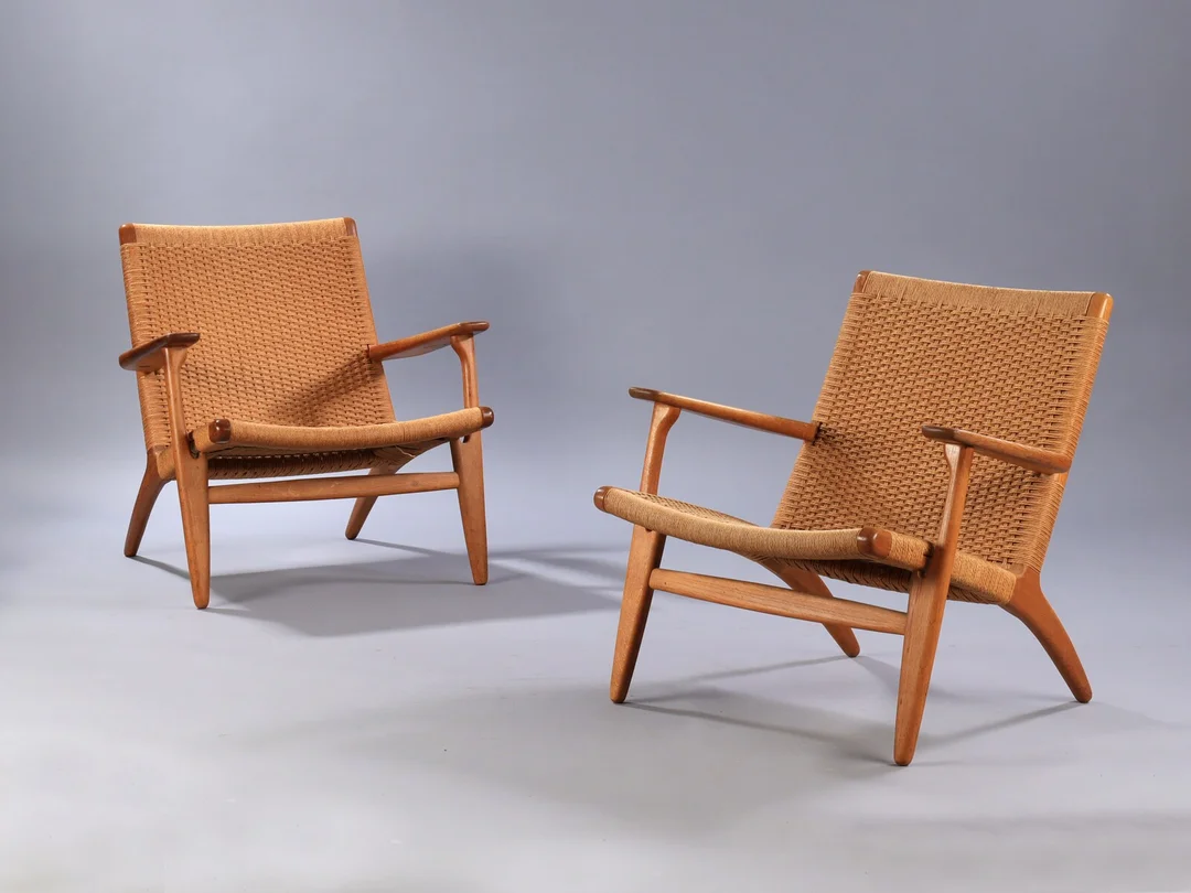 Hans J. Wegner. A pair of armchairs, model CH-25 in oak (2) — Furniture/Lounge chairs — Lauritz