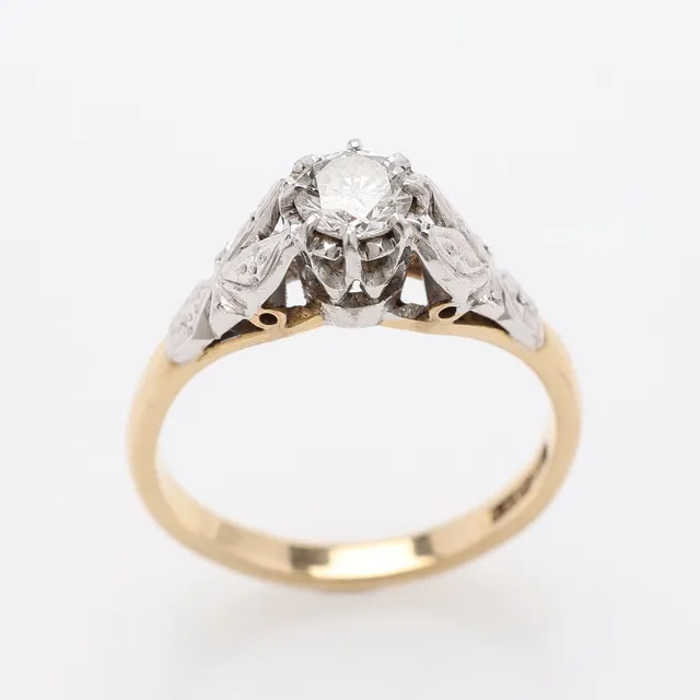 RING, 18K GULD, BRILJANT OM 0,36 CT ENLIGT GRAVYR, TOTALVIKT Ca. 3,6 g.