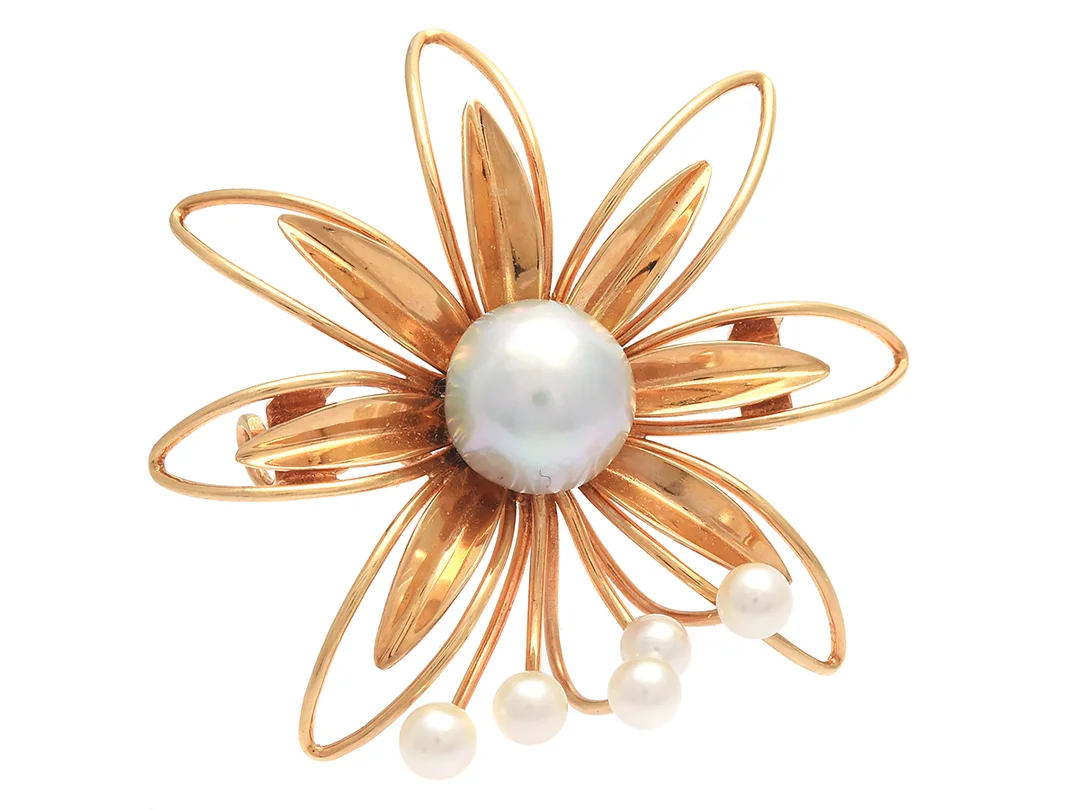 BROSCH, 18K guld, odlade pärlor, ca 3,5 & 9,0 mm, G B Nilsson Guldsmedsatelje, Enköping 1960, stl 4,0 x 3,5 cm, vikt 6,7 g. — Smycken/Brosch — Kaplans
