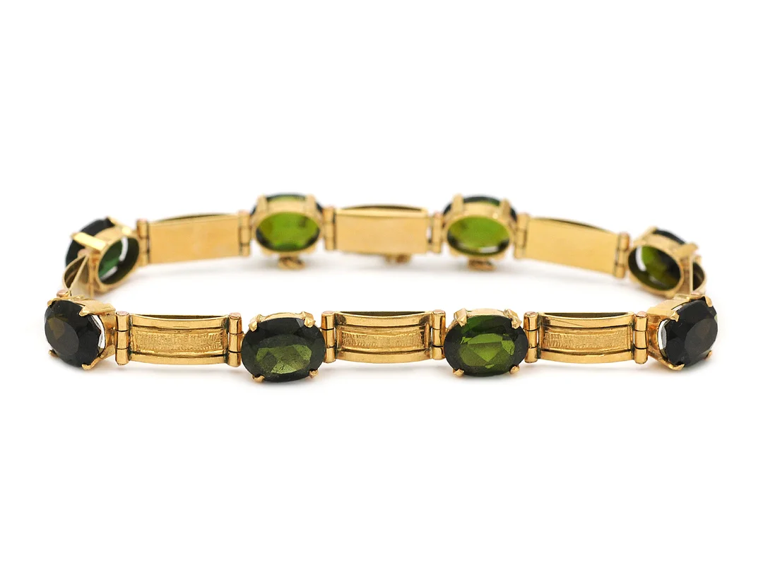 ARMBAND, 18K guld, gröna turmaliner, längd 18,5 cm, vikt 14,7 g, säkerhetskedja. — Smycken/Armband — Kaplans