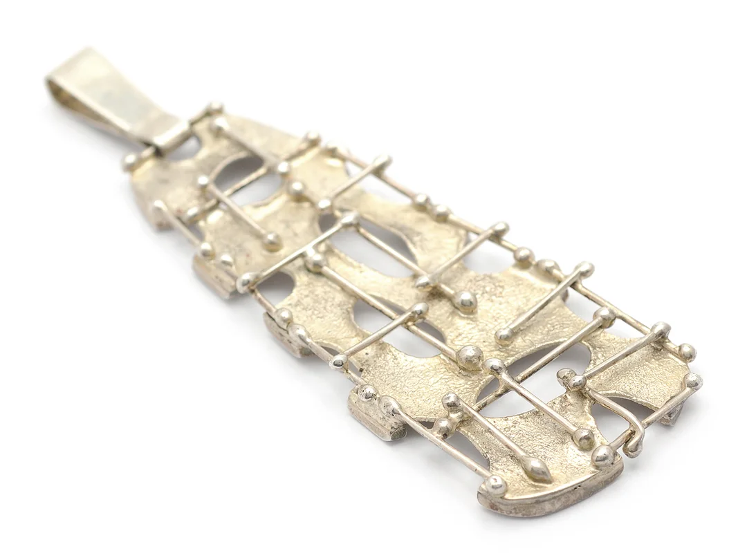HÄNGE, sterlingsilver, organisk form, märkt DES Maritschnig Sweden, höjd 9,5 cm, vikt 19,2 g. — Smycken/Hänge — Kaplans