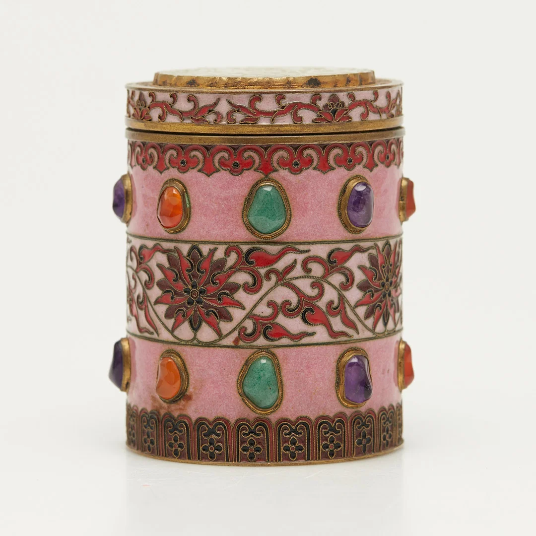 Dose, Jade, Türkis, Feueropal, Cloisonné, Messing, China. — Asiatica — Stockholms Auktionsverk Köln