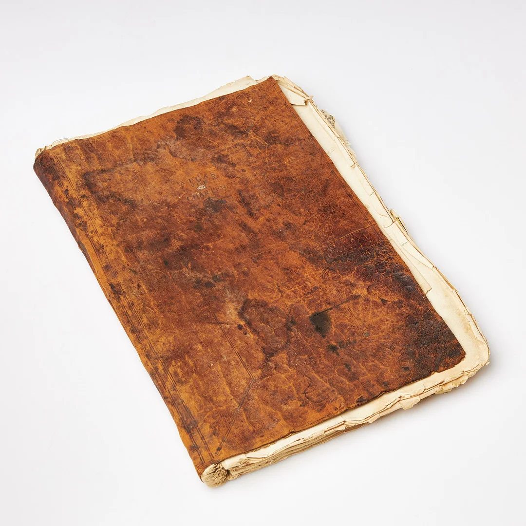 JOHANN BAPTIST HOMANN. ATLAS NOVUS 1754, med 26 kartor, Beqvemer Hand Atlas aus sechs und zwanzig hommanischen landkarten, titelbladet med handkolorerad gravyr, sannolikt samtida skinnband med präglad text. — Maps — Stockholms Auktionsverk Sickla