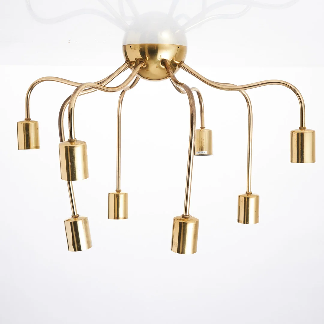JOSEF FRANK. Taklampa, Svenskt Tenn, modell 2358, mässing, 8 ljusarmar, formgiven för Haus & Garten i Österrrike sent 1920-tal. — Ceiling lights — Stockholms Auktionsverk Magasin 5