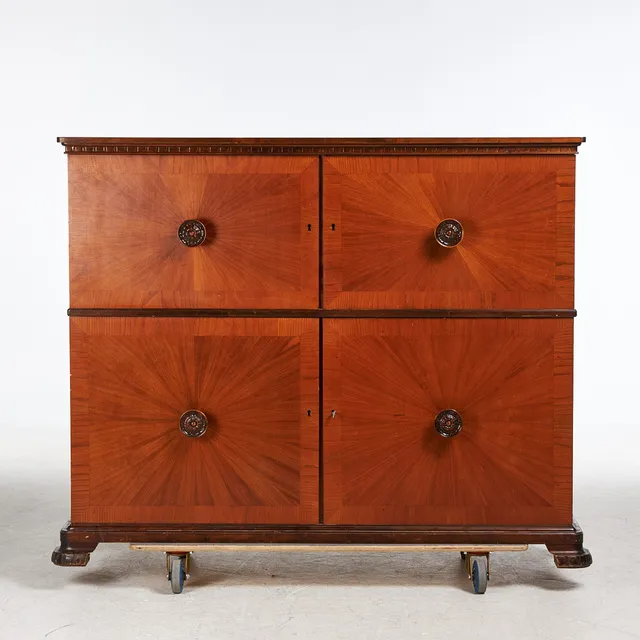 SKÅP, Swedish Grace, 1920-/30-tal. fanerad med mahogny, skuren dekor, bakomvarande besticklådor samt förvaring, flyttbara hyllplan.
