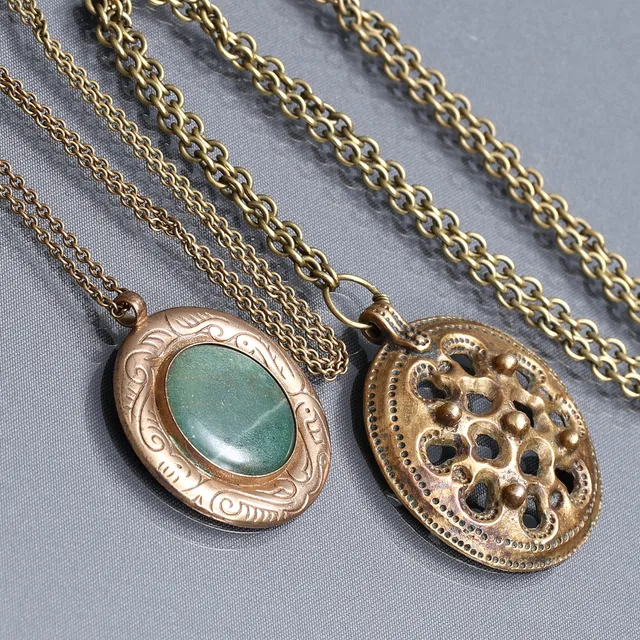 KALEVALA KORU. 2 st halssmycken, brons, Finland, 1900-talets andra hälft.