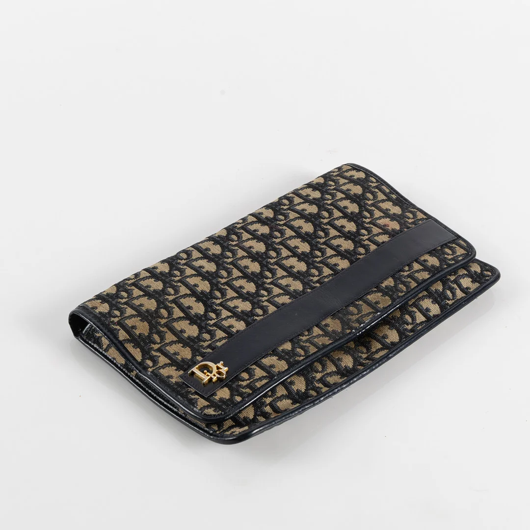 CHRISTIAN DIOR, Clutch, oblique canvas, med originalkartong, Vintage 1970/80-tal. — Vintage & Designer Fashion — Stockholms Auktionsverk Helsingborg