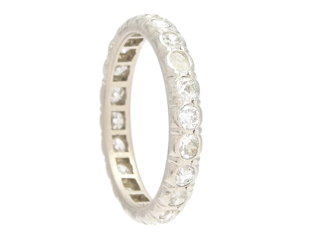 HELALLIANSRING, platina, 22 briljant- och gammalslipade diamanter ca 1,10 ctv, ca TW-TCr/SI-P, Johan Petterson, Stockholm 1936, stl 17,25 mm, vikt 4,1 g, några diamanter med nagg och skador. — Smycken/Alliansring — Kaplans