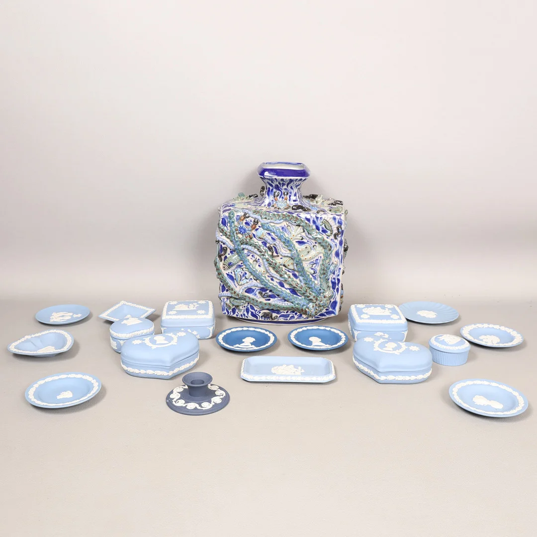 A MEXICAN POTTERY VASE, A COLLECTION OF WEDGWOOD JASPERWARE (QTY). — European — Bishop & Miller