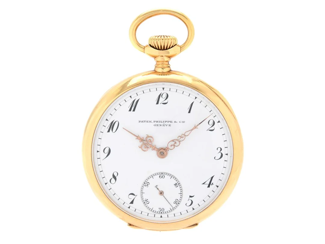 PATEK PHILIPPE & Cie, Genève, fickur, 44 mm, Serie nr. 122374, Boett nr. 230318, 18K guld, ankargång, vargtänder, defekt (går ej, akut servicebehov), monogram, innerlock i 18K guld, bucklor, ca 1905. — Klockor/Patek Philippe — Kaplans