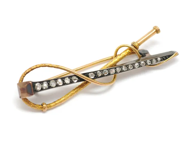 BROSCH, 18K guld/silver, rosenslipde diamanter, vikt 9,7 g, längd 6,3 cm, Frankrike.