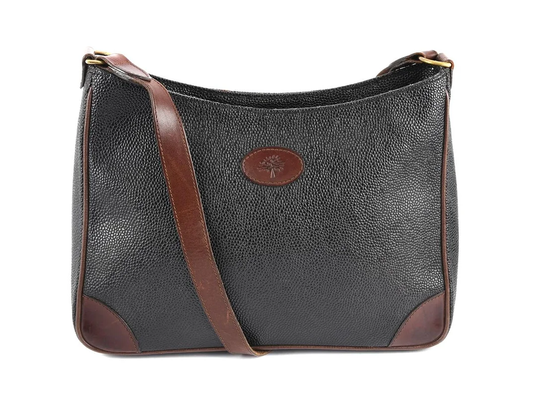 VÄSKA, MULBERRY, vintage, svart scotchgrain, bruna läderdetaljer, 32x22x9 cm, dustbag. — Accessoarer/Väskor — Kaplans