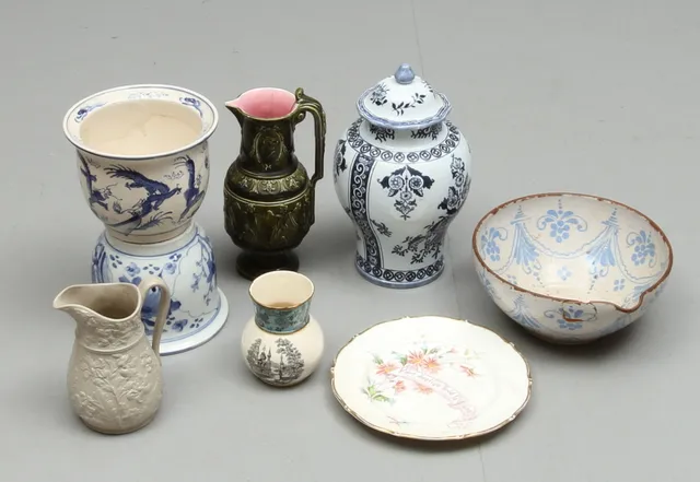 PARTI KERAMIK, 8 delar, Bland annat lockurna, ytterfoder, vas. 1800/1900-tal.