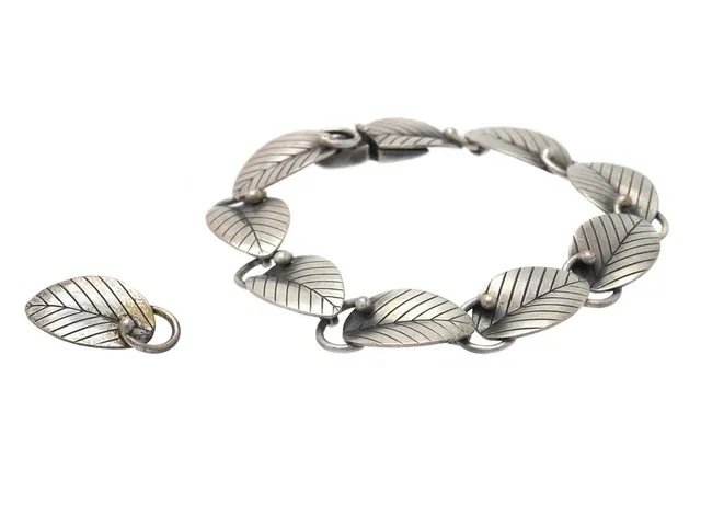 ARVO SAARELA, armband, silver, länkar i form av blad, Enköping 1961, längd 18 cm, vikt 17,7 g, lös länkdel.