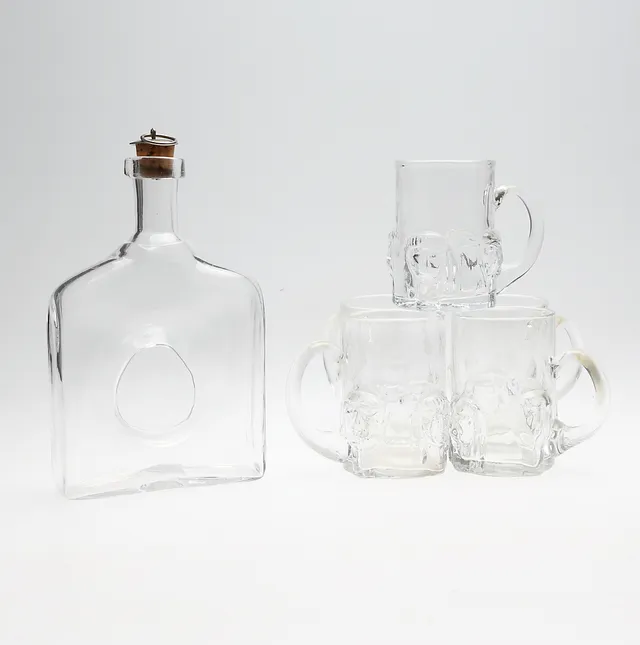 ERIK HÖGLUND. Karaff samt Ölsejdlar, 6 delar, glas, Boda, signerade.