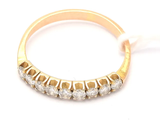 Ring 18K 1,6g Ø16½ med diamanter 9xca0,04ct, 1 diamant är skadad