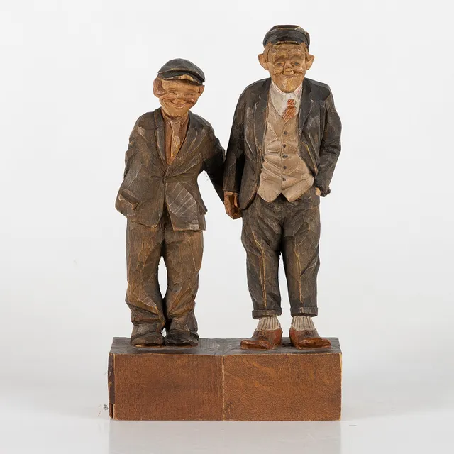 SUNE TJELLANDER (1912-1976). Skulptur, snidat trä, föreställande Fridolf Rhudin och Einar Fagstad i filmen Pojkarna på Storholmen.
