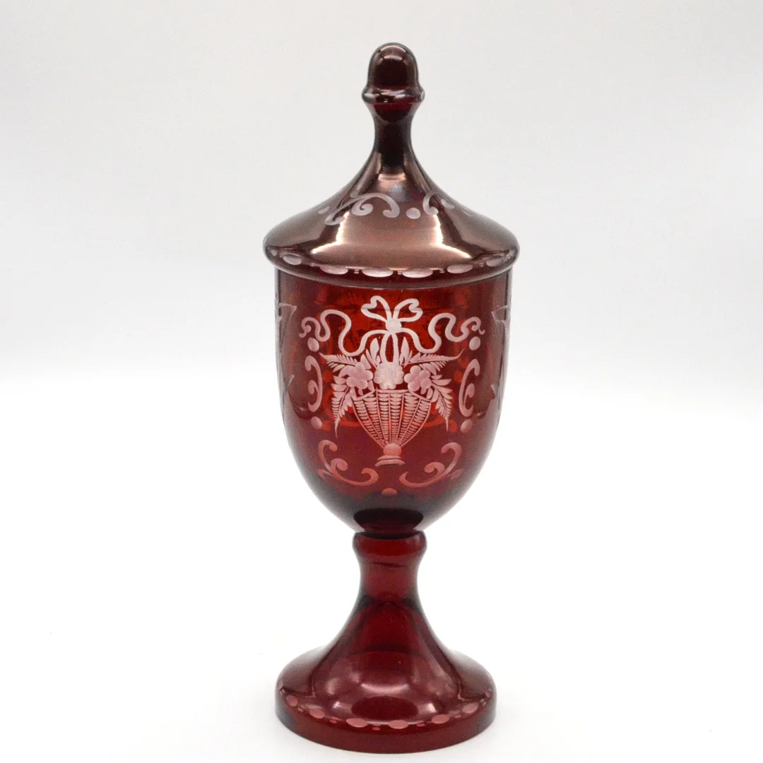BÖHMISCHER DECKELPOKAL, ÜBERFANGGLAS, SCHLIFFDEKOR, BLUMEN ENSEMBLE, SPÄTE 19. JAHRHUNDERT. — Art glass — Kunst- und Auktionshaus Kleinhenz