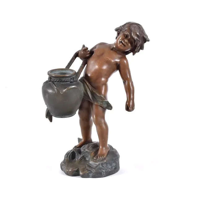 AUGUSTE MOREAU. skulptur, patinerad metall, putto med kruka.