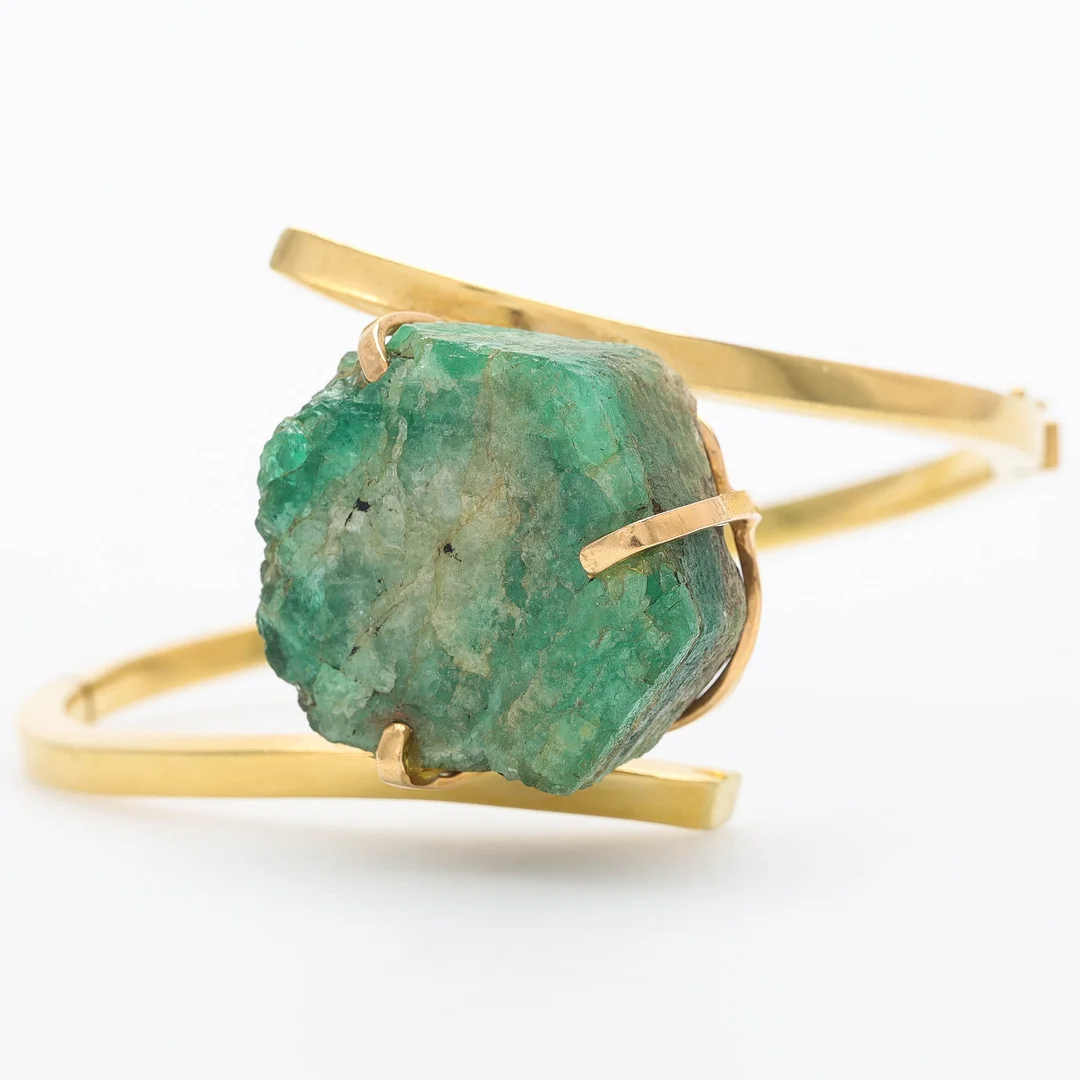 ARMBAND, 18 k med naturlig smaragdkristall. — Bracelets — Auktionsmagasinet Vänersborg