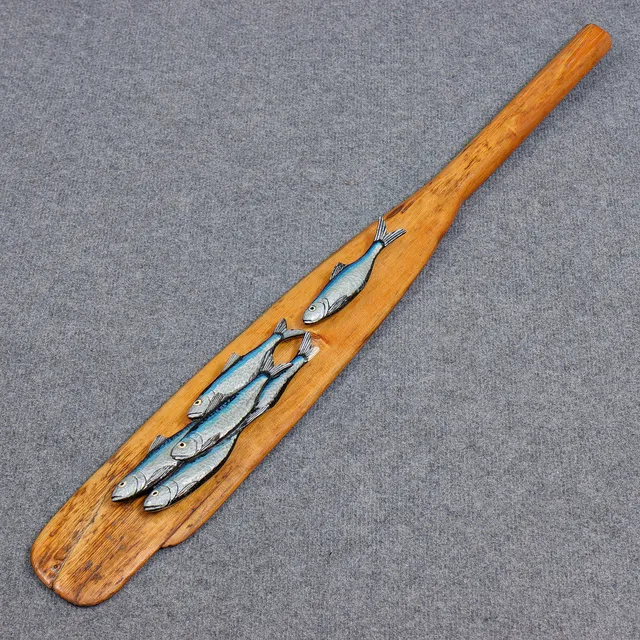 SVEN TELJARE ERIKSSON (f. 1932), TRÄSKUREN VÄGGSKULPTUR (87cm) "PADDEL MED FISKAR" SIGNERAD.