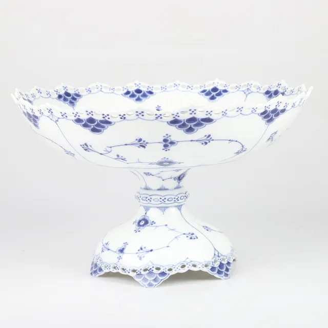 SKÅL PÅ FOT, "Musselmalet" helblond, porslin, Royal Copenhagen, Danmark.