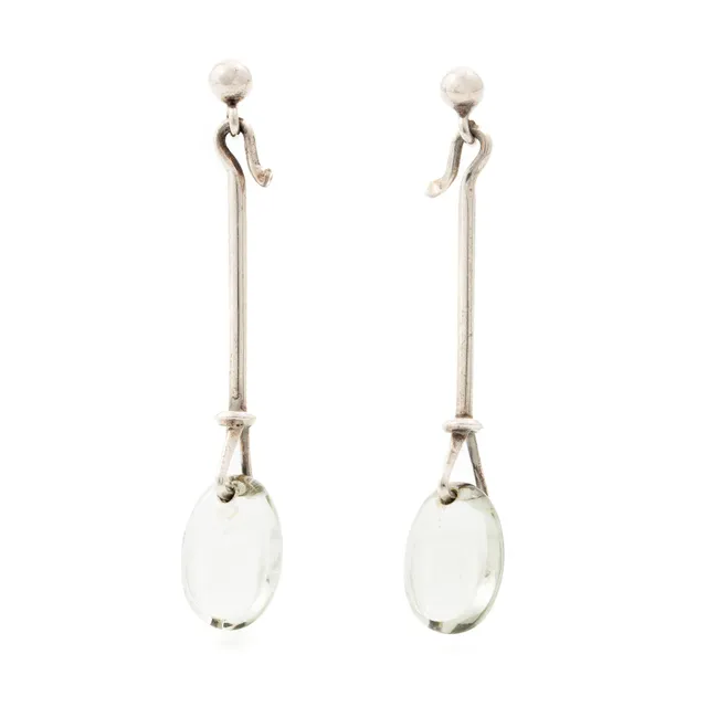 Vivianna Torun Bülow-Hübe, ett par örhängen, silver med grön kvarts, för Georg Jensen, Danmark.