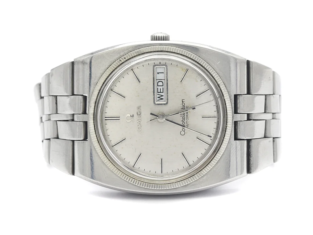 OMEGA, Constellation, Cal 752, Serie nr. 34527479, Ref nr. ST 366.0857, Boett nr. 166.0252 / 366.0857, herrur, 36 mm, stål, automatisk, plexiglas, dag, datum, utbytt urtavla/skadad, OBS: en verkhållare saknas, originallänk (defekt, saknar delar), ca 1978. — Klockor/Omega — Kaplans