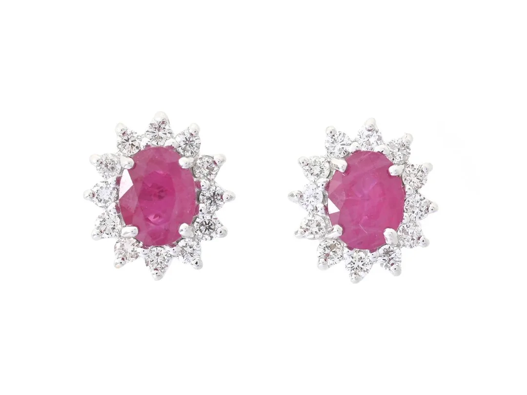 CARMOSÉÖRHÄNGEN, 18K vitguld, ovalslipade rubiner, 24 briljantslipade diamanter ca 0,24 ctv, ca W-Cr/SI-P, stift, mått 8,0 x 7,0 mm, vikt 2,7 g. — Smycken/Örhängen — Kaplans