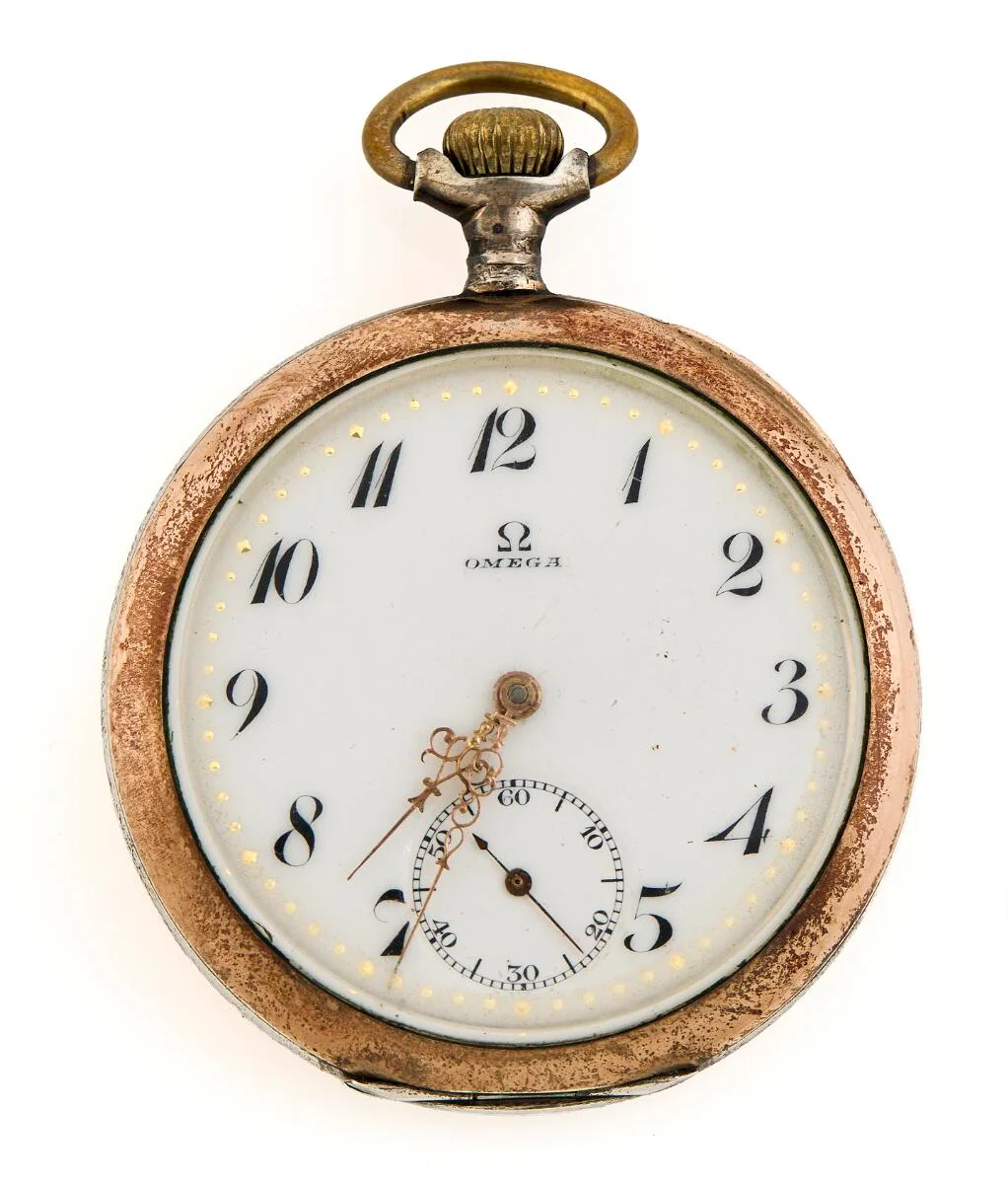 Pocket watch of silver. Mechanical movement with lever escapement, crown winding and crown setting. White enamel dial with gilt hands and Arabic numerals. Dust cap of silver. Ø 52 mm. — Clocks & watches/Wristwatches — Bruun Rasmussen