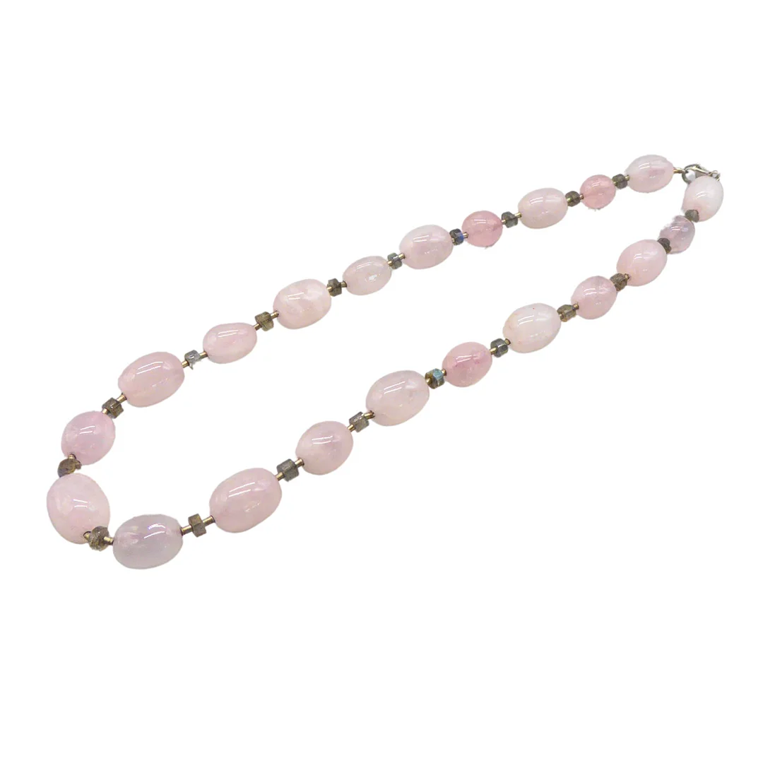 HALSKETTE AUS ROSENQUARZ MIT EINEM VERSCHLUSS AUS 925ER SILBER. — Necklace — Auktionshaus Stuber's Hammerschlag