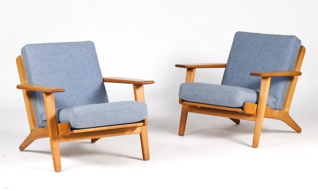 Hans J. Wegner, a pair of low-backed armchairs, model Ge-290 (2)