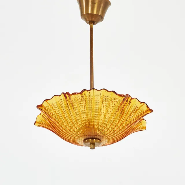 TAKLAMPA, 1940/50-tal, stomme i mässing, skärm i pressat glas.