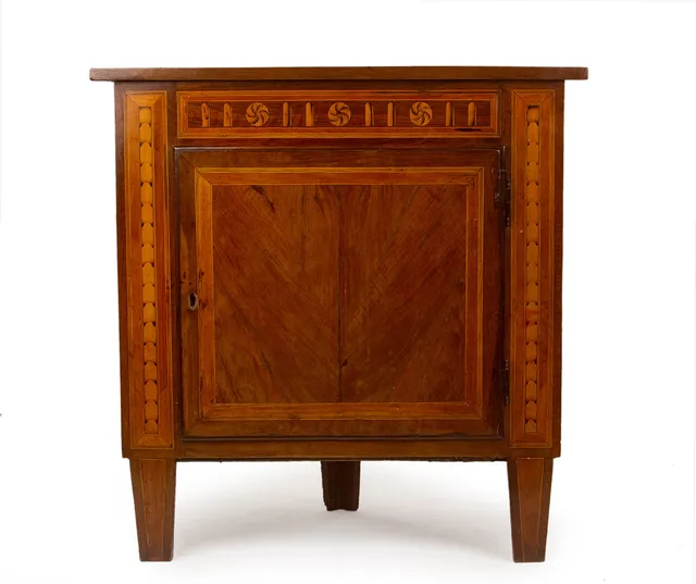 MESITA RINCONERA, INGLATERRA MEDIADOS SIGLO XIX. En madera de nogal con marquetería.