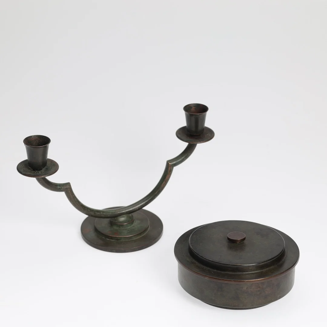 JUST ANDERSEN. Art Deco Lysestage af letbronze og lågdåse af bronce (2). — Other metals — Palsgaard Kunstauktioner