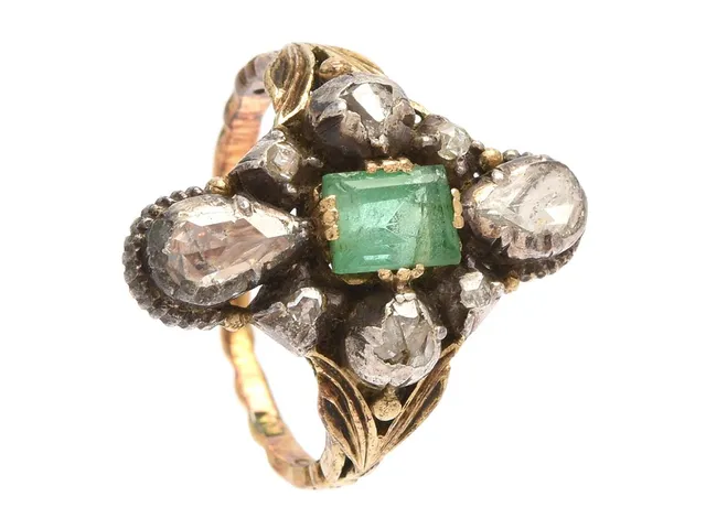 RING, 18K guld, smaragd, rosenslipade diamanter, stl 16,25 mm, vikt 4,9 g, smaragden har nagg och inneslutningar som når ytan, diamanterna har nagg och skador.
