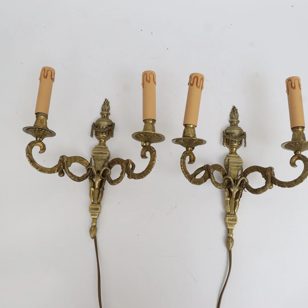 VÄGGLAMPETTER ETT PAR, gustaviansk stil, mässing med dekor av bockhuvuden. Två ljuspunkter vardera. — Wall Lights — Falun Auktionsbyrå