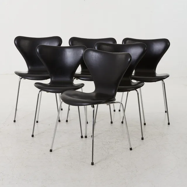 ARNE JACOBSEN. stolar, 6 st, "Sjuan", skinnklädsel, 1970-tal, märkta Fritz Hansen undertill.