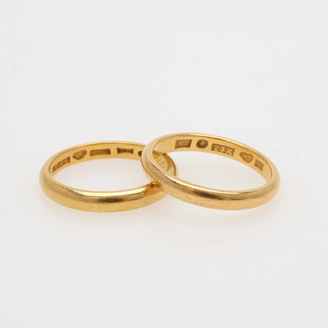 SLÄTA RINGAR, 2 ST, 23K GULD, Ca. 7,4 g. — Rings — Crafoord Auktioner Lund