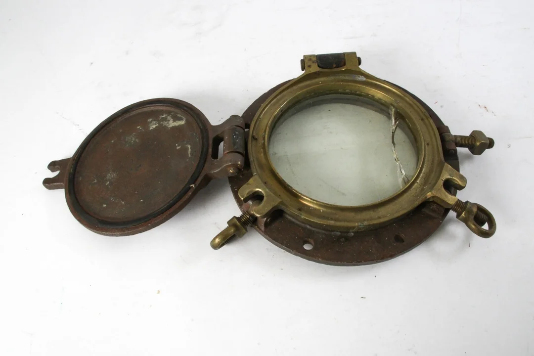 Porthole in brass — Hobby and collectibles/Nautical collectibles — Lauritz