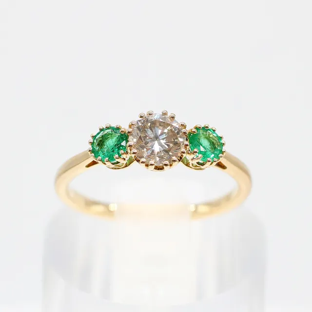 EMERALD & DIAMOND TRILOGY RING 18K.