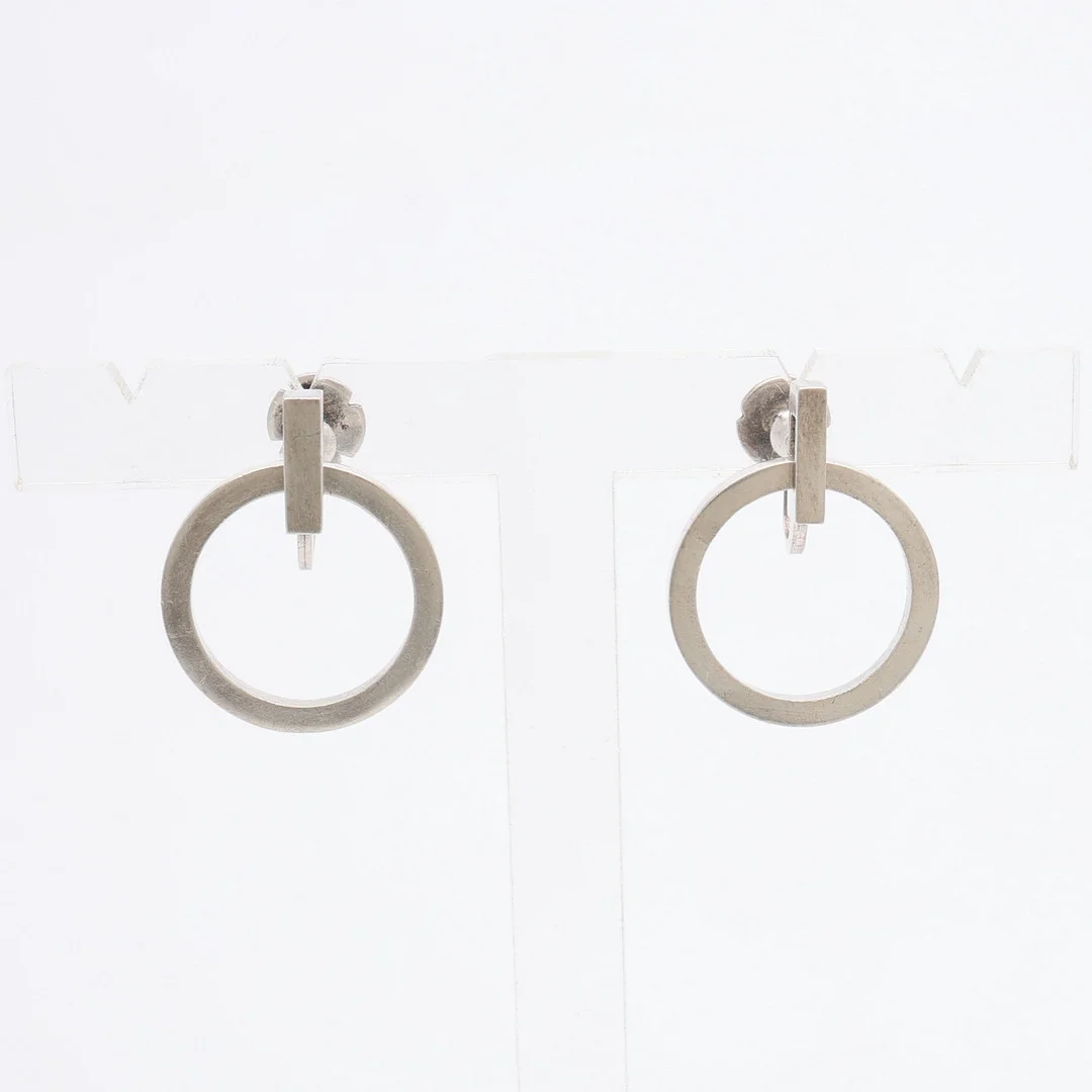 WIWEN NILSSON. ÖRHÄNGEN MED SKRUV, silver, 930/1000, stämpelsignerade i Lund 1959 och 1962, totalt 11,1 g. — Earrings — Crafoord Auktioner Lund
