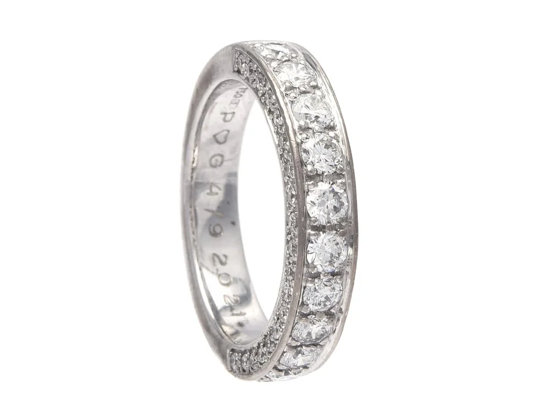 ALLIANSRING, 18K vitguld, 11 briljantslipade diamanter ca 0,77 ctv, ca River-TW/SI-P, 38 briljantslipade diamanter ca 0,23 ctv, ca River-Cr/SI-P, stl 17 mm, vikt 8,0 g, gravyr, en liten diamant är skadad och enstaka har nagg. — Smycken/Alliansring — Kaplans